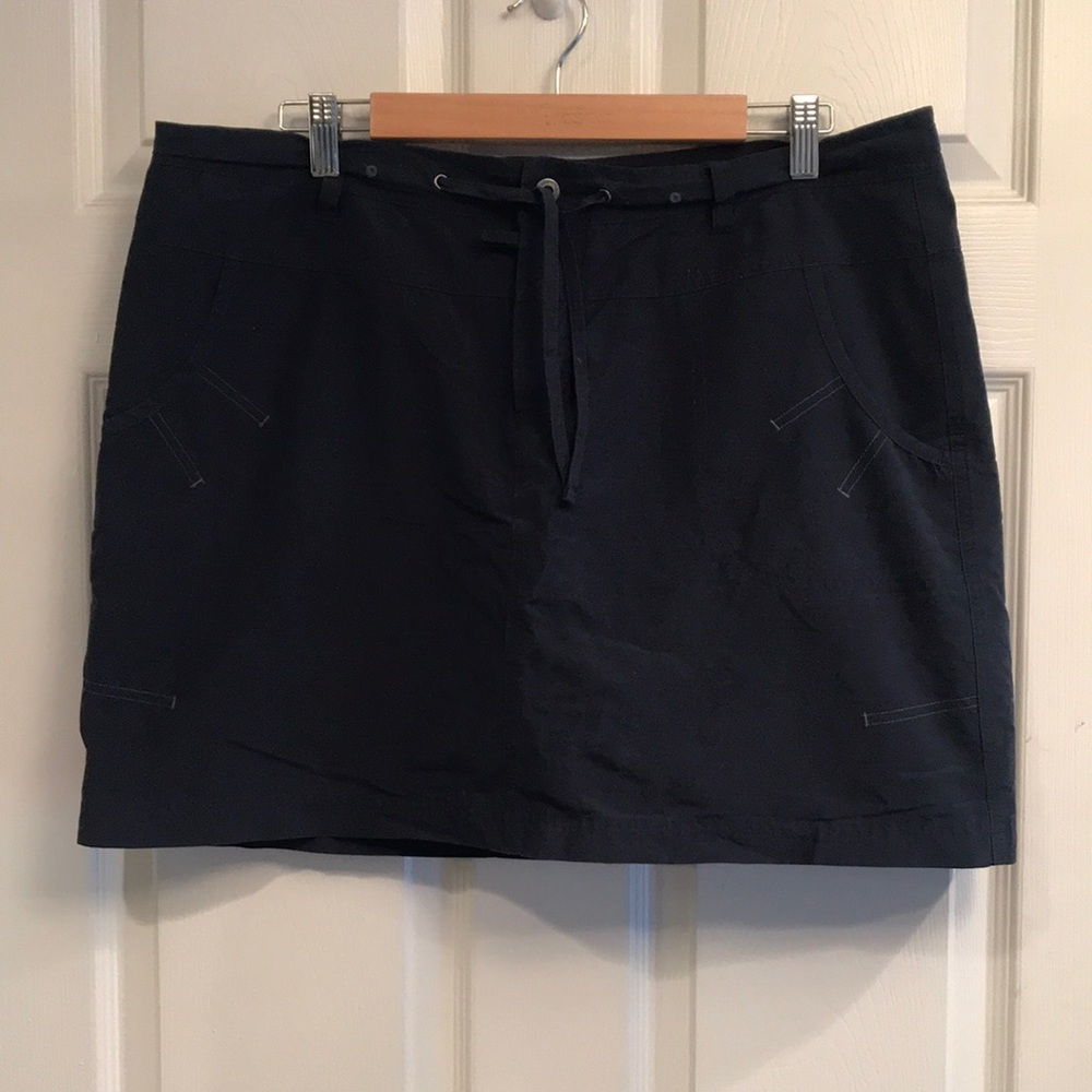 Columbia brand size L navy blue skort